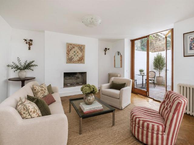 Flat for sale in North Kensington, Greater London