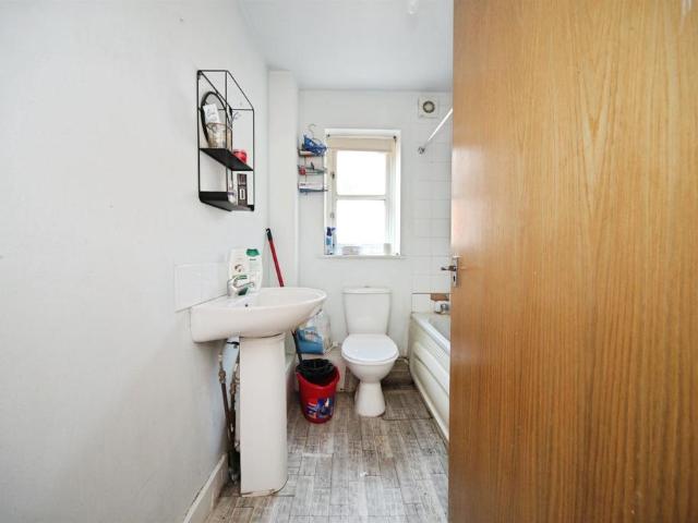Flat for sale in Spring Park, Luton