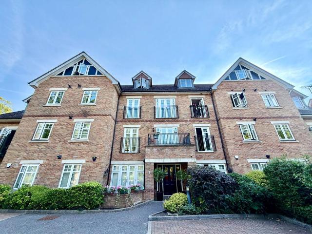 Flat for sale in Bushey, Bushey Heath