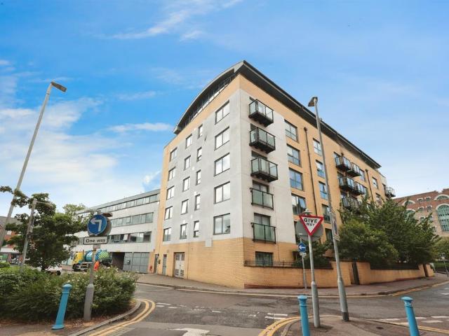 Flat for sale in North Watford, Hertfordshire
