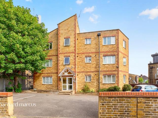 Flat for sale in New Southgate, Greater London