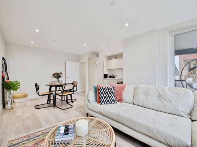 Flat for sale in New Southgate, Greater London