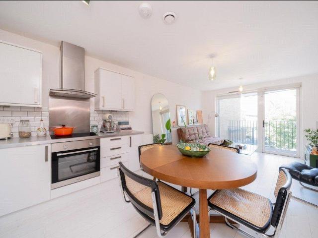 Flat for sale in South Hackney, Greater London