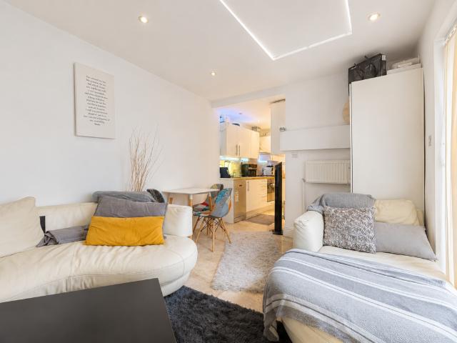 Flat for sale in West Hampstead, Greater London
