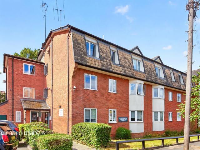 Flat for sale in Colney Hatch, Greater London
