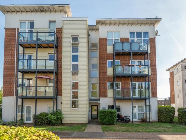 Flat for sale in Leatherhead, Mole Valley