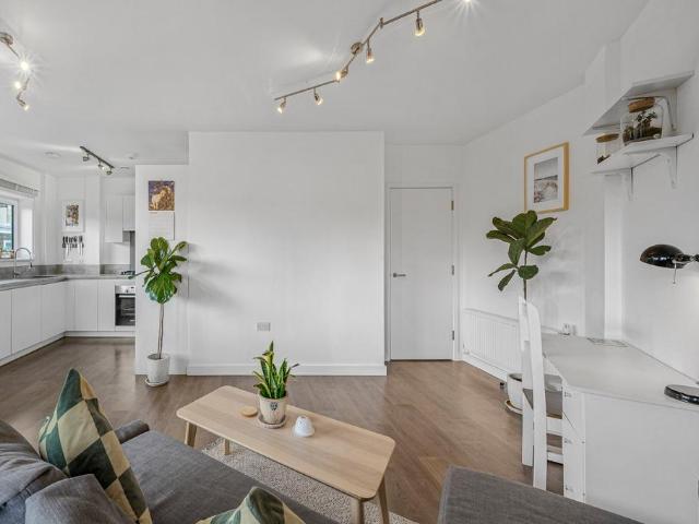 Flat for sale in Rotherhithe, Greater London
