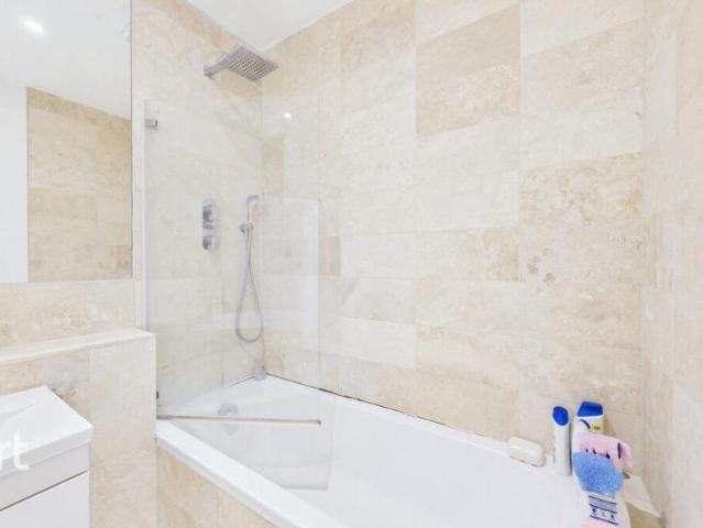 Flat for sale in Ewell, Surrey