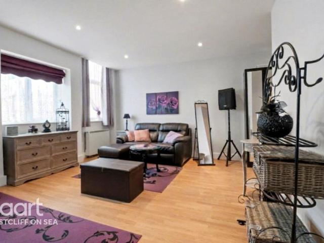 Flat for sale in Prittlewell, Alton Barnes