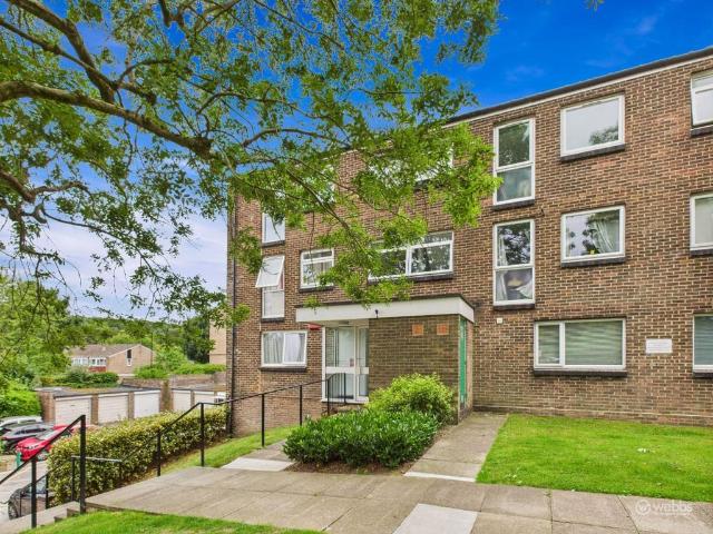 Flat for sale in London Borough of Croydon, Forestdale