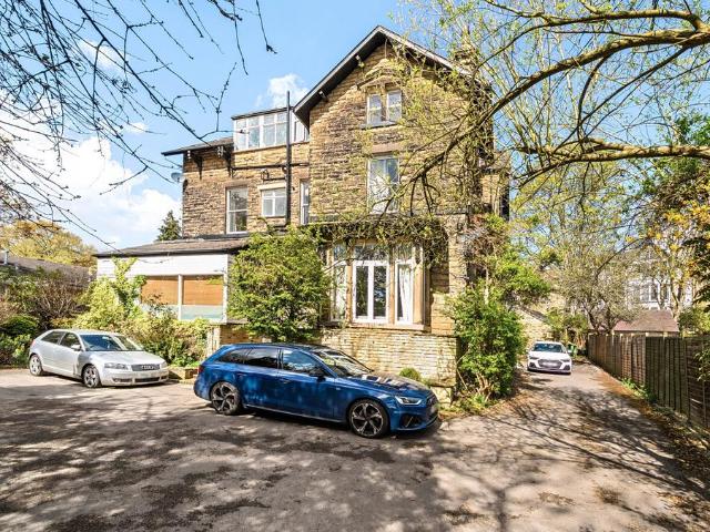 Flat for sale in Roundhay, West Yorkshire