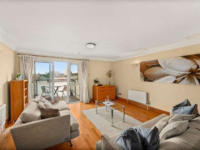 Flat for sale in Wapping, Greater London