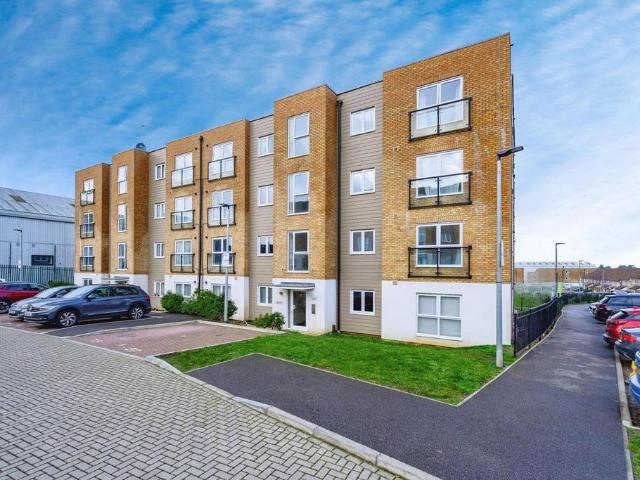 Flat for sale in Spring Park, Luton