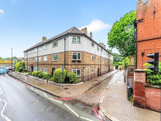 Flat for sale in Battersea, Greater London