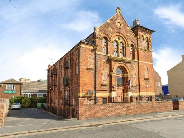Flat for sale in Belle Isle, West Yorkshire