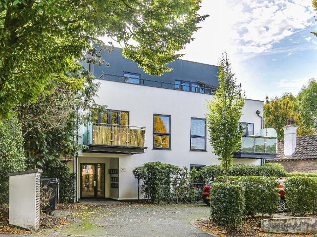 Flat for sale in Hillview, Surrey