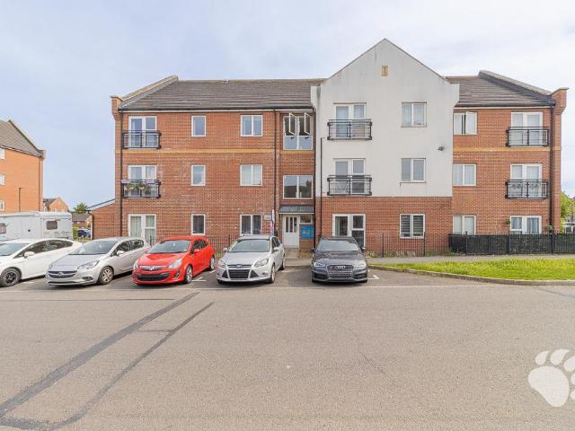 Flat for sale in Laindon, Essex