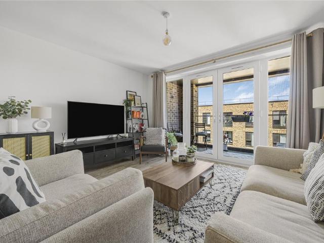 Flat for sale in Ashley Park, Surrey