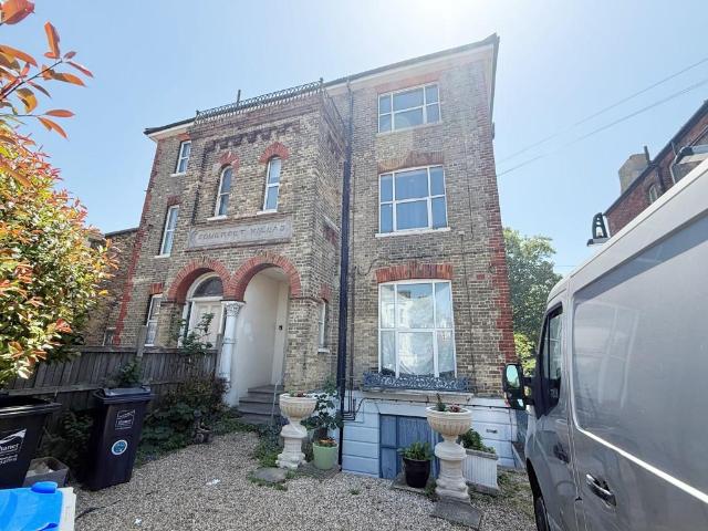 Flat for sale in Acol, Kent