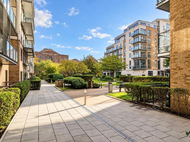 Flat for sale in Bromley-by-Bow, Greater London