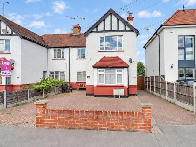 Flat for sale in Alton Barnes, Essex