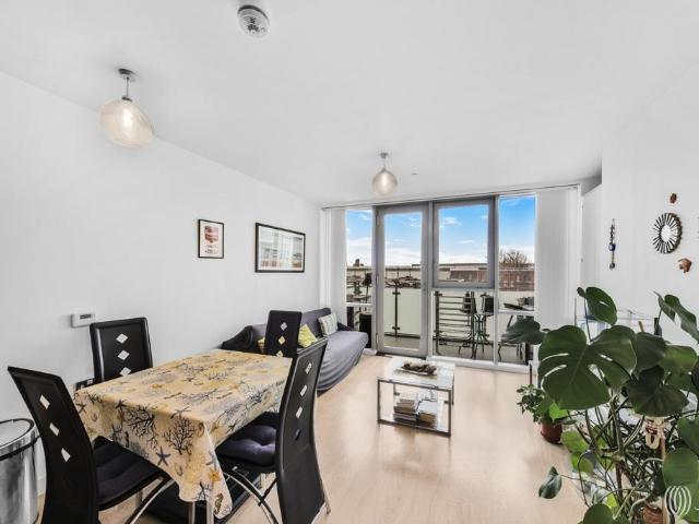Flat for sale in Stratford Marsh, Greater London