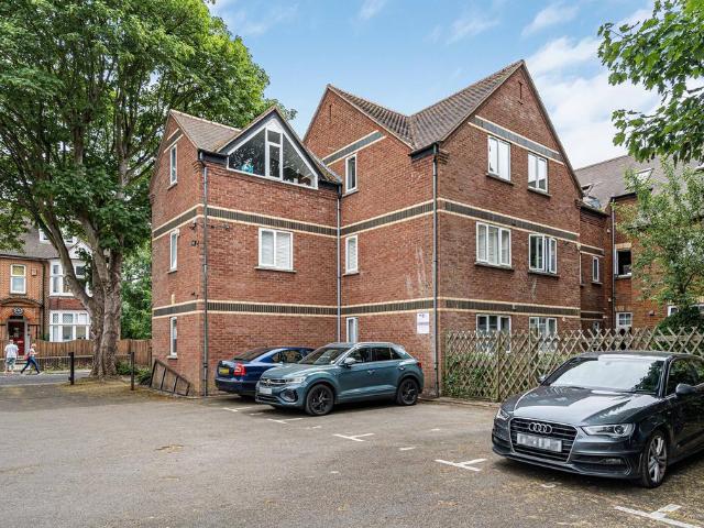 Flat for sale in St Albans, Five Acres
