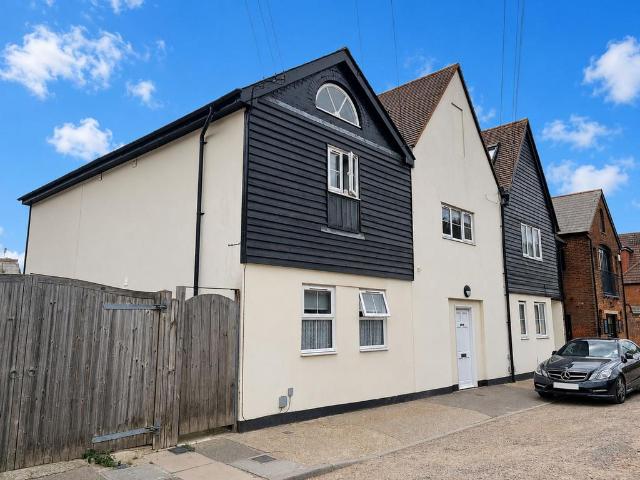 Flat for sale in Macknade, Oad Street