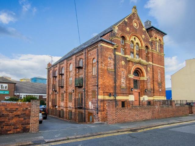 Flat for sale in Belle Isle, West Yorkshire