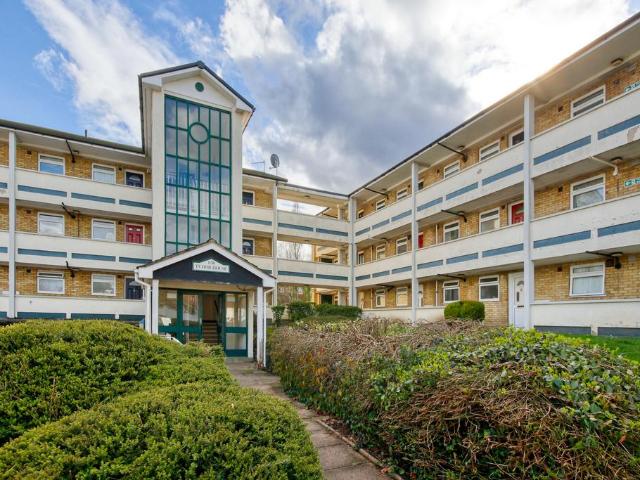 Flat for sale in Easthampstead, Bracknell