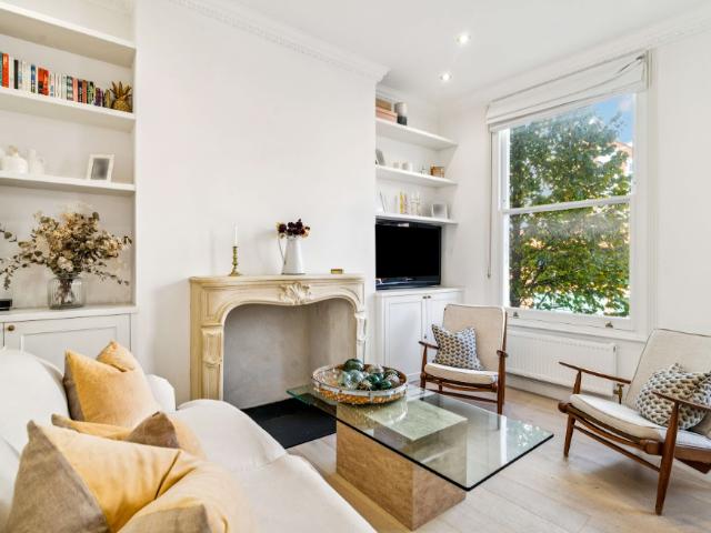 Flat for sale in North Kensington, Greater London