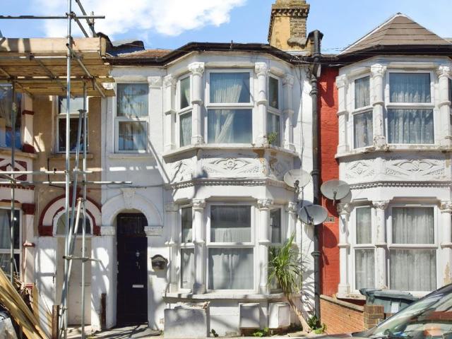 Flat for sale in Upton Park, Greater London
