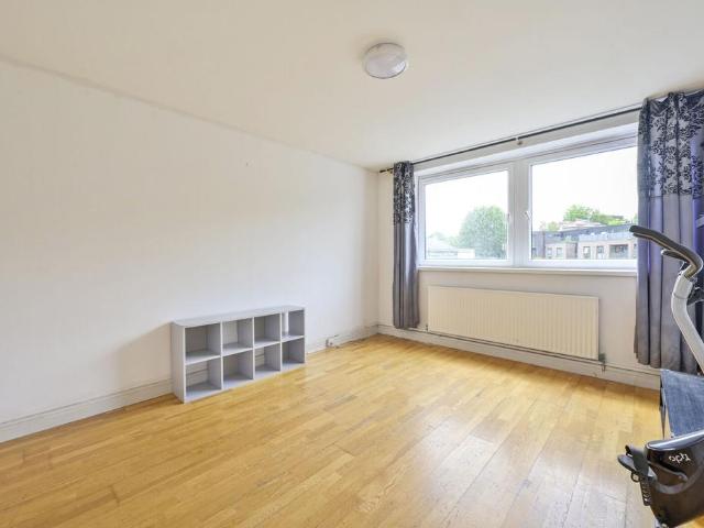 Flat for sale in Roehampton, Greater London