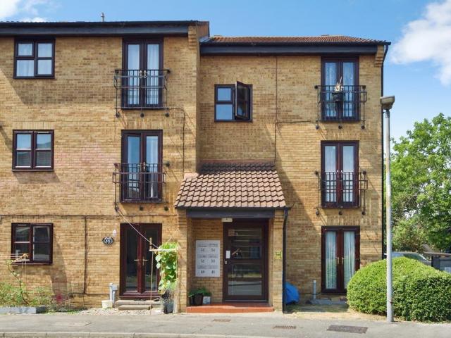 Flat for sale in Dagenham, Greater London