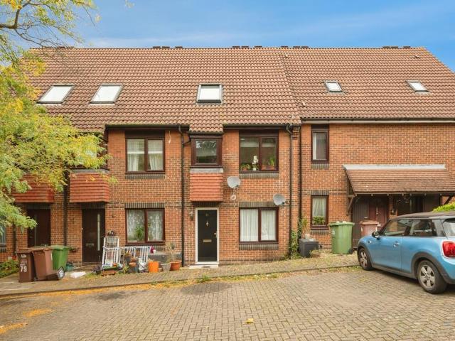 Flat for sale in Water Gardens, Greater London
