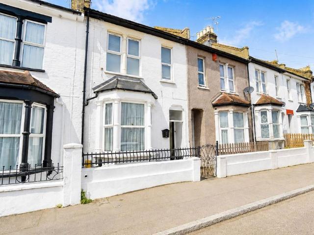 Flat for sale in Alton Barnes, Essex
