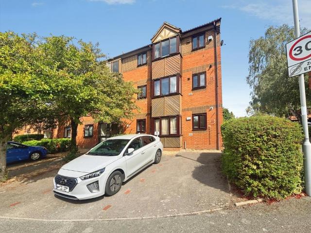 Flat for sale in Tolworth, Greater London