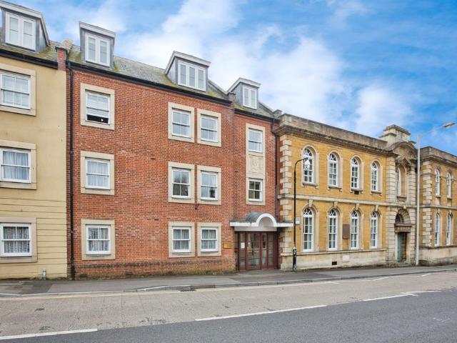 Flat for sale in Yeovil, Somerset