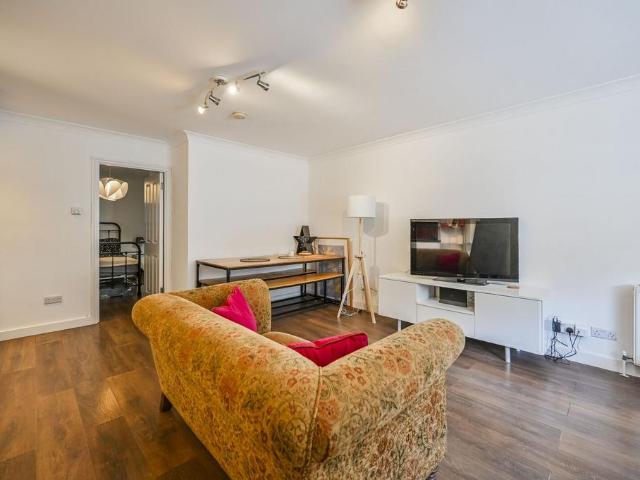 Flat for sale in Walthamstow Village, Leyton