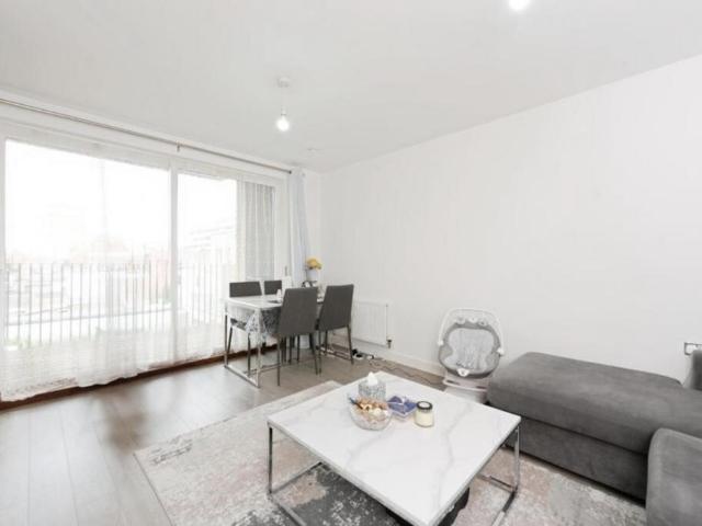 Flat for sale in London Borough of Hounslow, Greater London