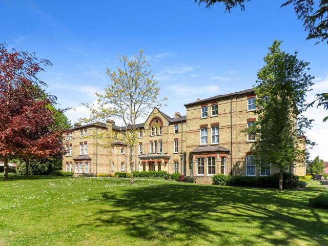 Flat for sale in Batchworth, Hertfordshire