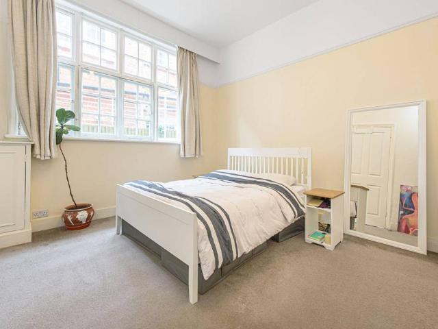 Flat for sale in West Hampstead, Greater London