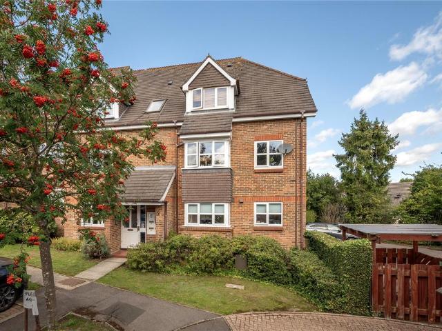 Flat for sale in Woking, Surrey