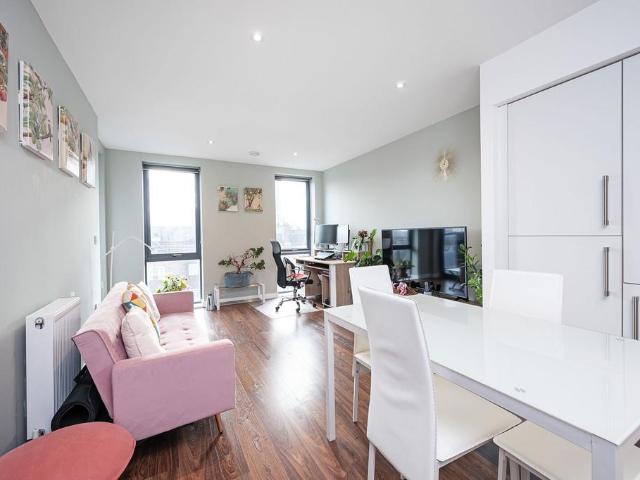 Flat for sale in Ocean Estate, Limehouse