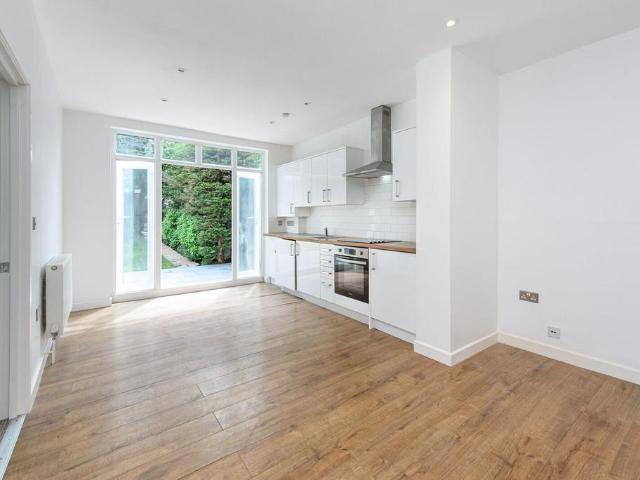 Flat for sale in Golders Green, Greater London