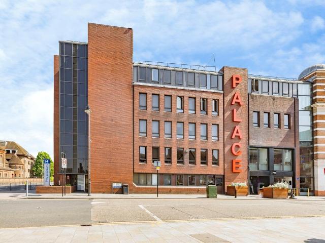 Flat for sale in North Watford, Hertfordshire