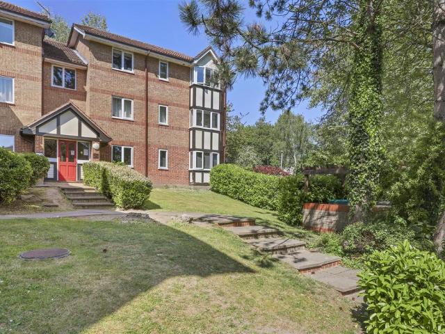 Flat for sale in Ivy Chimneys, Epping