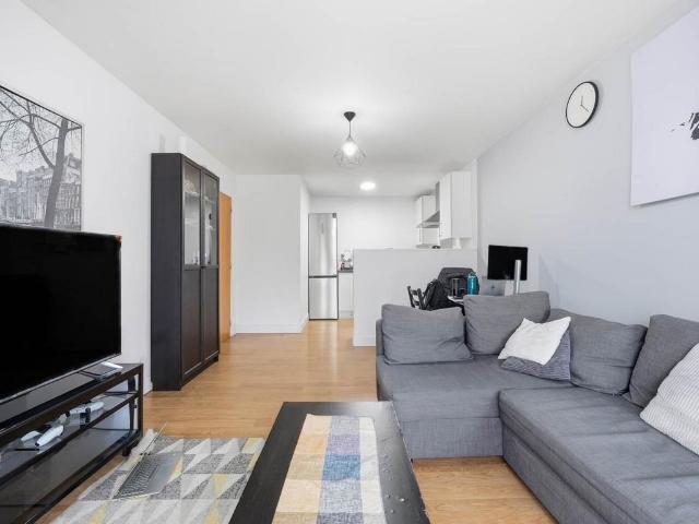 Flat for sale in Reach, Greater London