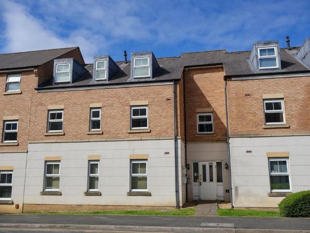 Flat for sale in Overslade, New Bilton