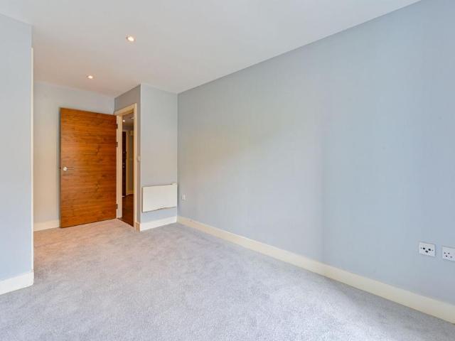 Flat for sale in London Borough of Ealing, Greater London